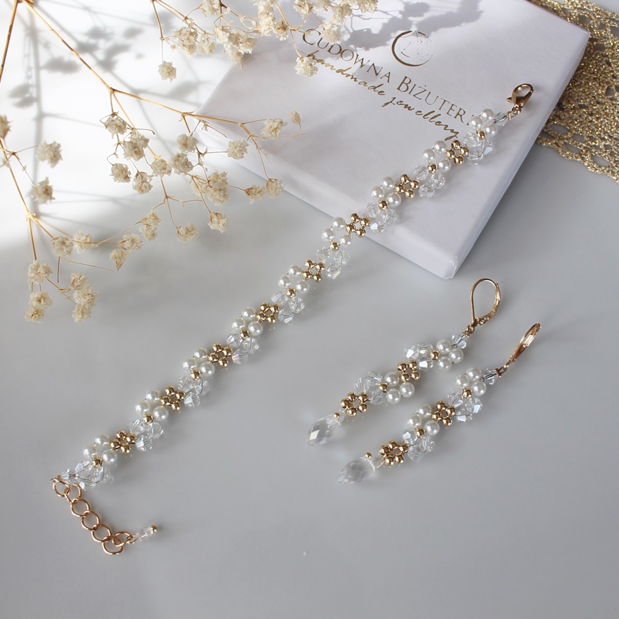 Biżuteria ślubna z dodatkami w kolorze złotym. W składzie białe perełki i delikatne kryształki