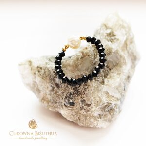 Czarny pierścionek elastyczny z perłą słodkowodną