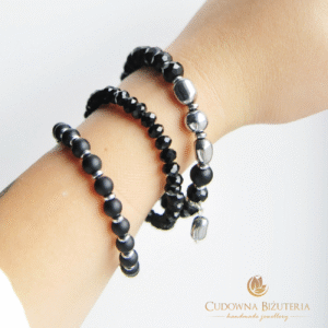 Zestaw czarnych bransoletek z dodatkami w kolorze srebrnym
