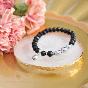 Zestaw czarnych bransoletek z dodatkami w kolorze srebrnym