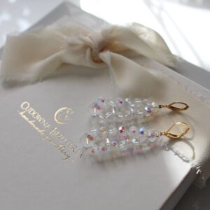 NORA kolczyki kryształowe w kolorze Crystal ab z mocnym tęczowym połyskiem