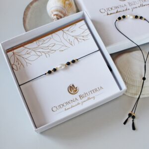 Bransoletka z perełką i czarnymi kamieniami - kolekcja SILK