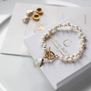 Bransoletka z perłami słodkowodnymi białe perełki ze złotem AROUND