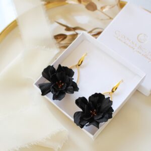 Krótkie czarne kolczyki z kwiatami FLORESSA