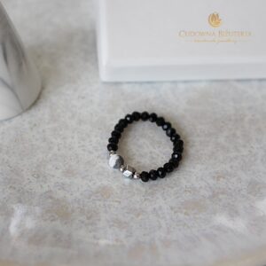 Czarny pierścionek z howlitem i srebrnym hematytem