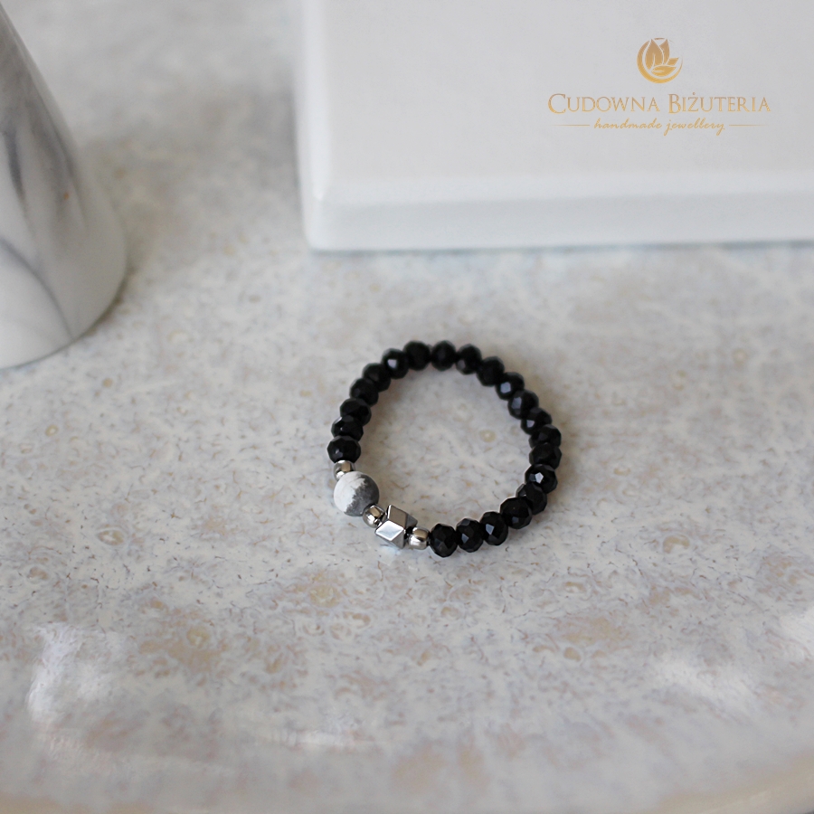 Czarny pierścionek z howlitem i srebrnym hematytem