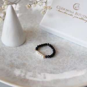 Czarny pierścionek z perełkami