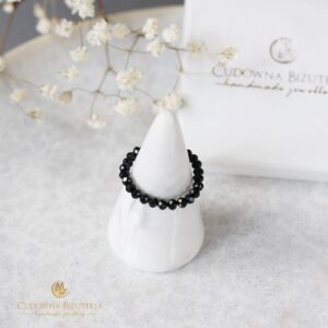 Czarny kryształowy pierścionek