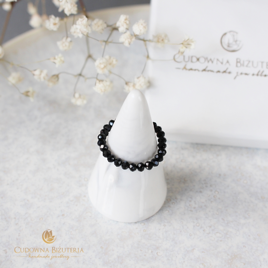 Czarny kryształowy pierścionek