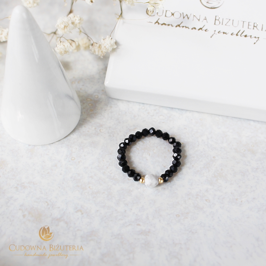 Czarny pierścionek z kamieniem howlitu - obrazek 3