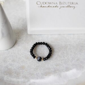 Czarny pierścionek plus kamień Larvikitu