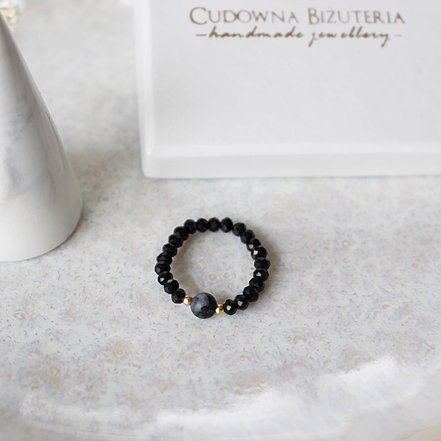 Czarny pierścionek plus kamień Larvikitu