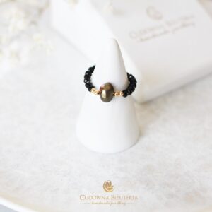 Pierścionek czarny kryształowy ze złotą perełką