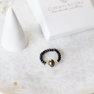 Pierścionek czarny kryształowy ze złotą perełką