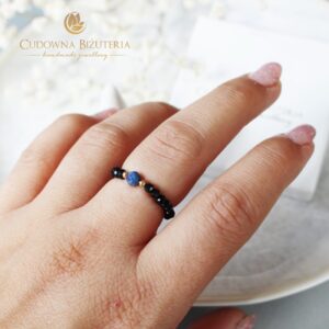 Czarny pierścionek z kamieniem Lapisu Lazuli