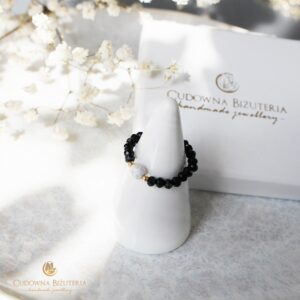 Czarny pierścionek z kamieniem howlitu