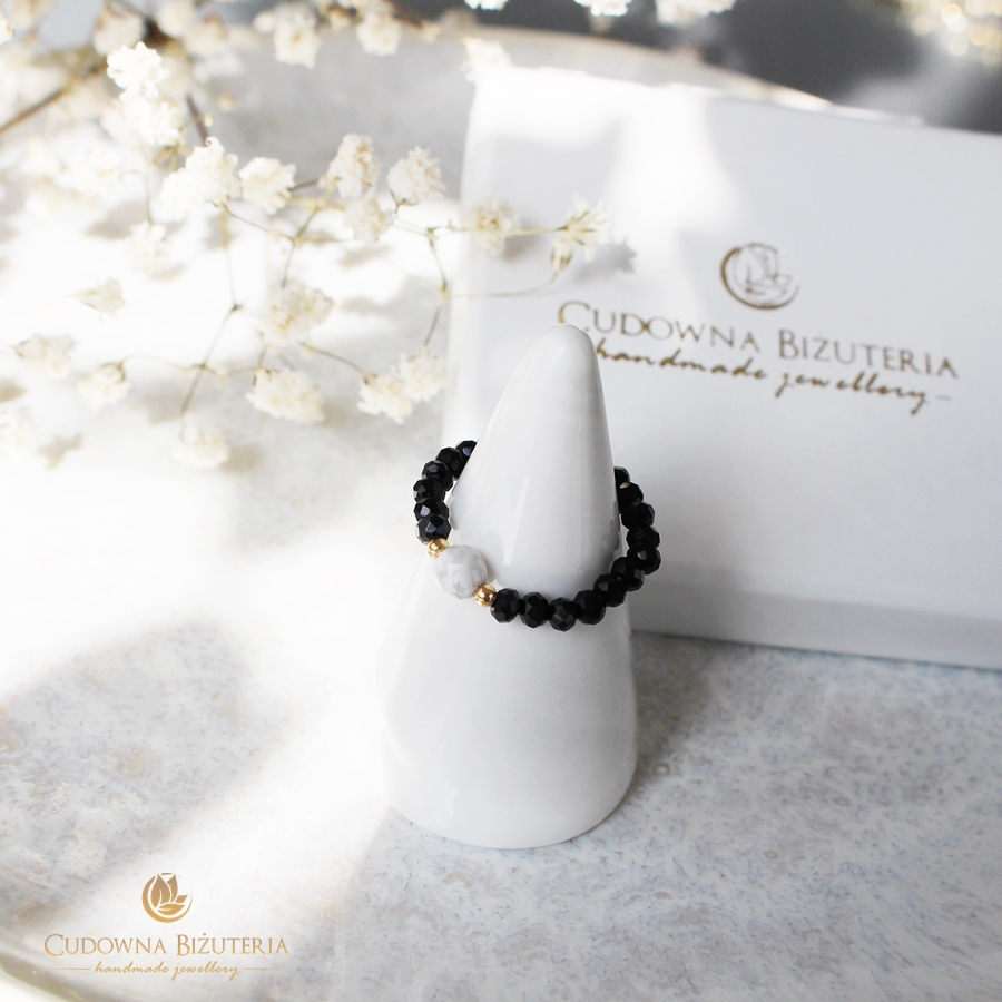 Czarny pierścionek z kamieniem howlitu