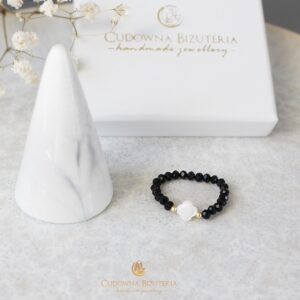 Czarny pierścionek z koniczynką z masy perłowej