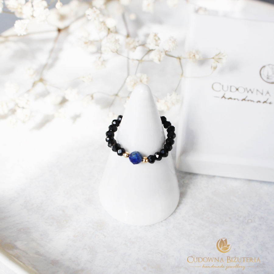 Czarny pierścionek z kamieniem Lapisu Lazuli