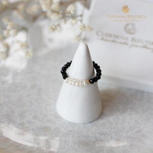 Czarny pierścionek z perełkami