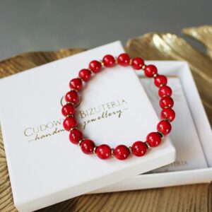 Czerwona bransoletka howlit ze złotym hematytem