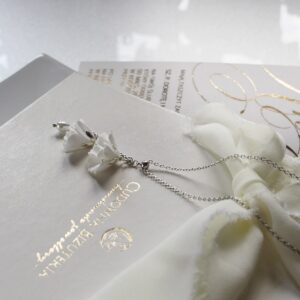 Srebrny naszyjnik FLORESSA z białymi kwiatuszkami