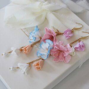 Długie pastelowe kolczyki z kwiatami FLORESSA FOUR z niebieskim