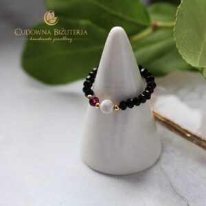 Czarny kryształowy pierścionek z howlitem i granatem