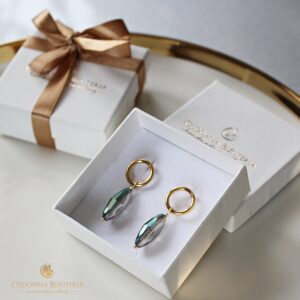 Kolczyki z ozdobnymi zapięciami i podłużnymi kryształami