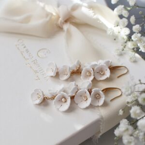 Delikatne kolczyki z małymi białymi kwiatuszkami FLORESITA