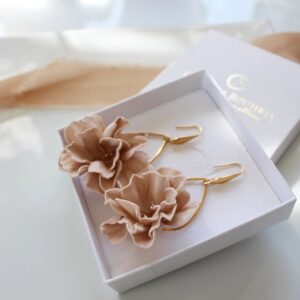 Krótkie beżowe kolczyki z kwiatami FLORESSA