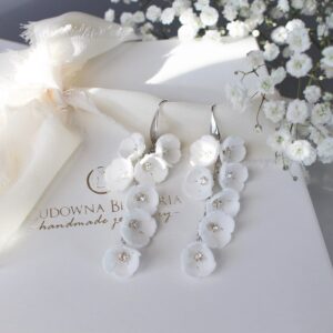 Delikatne kolczyki z małymi białymi kwiatuszkami FLORESITA ze srebrem