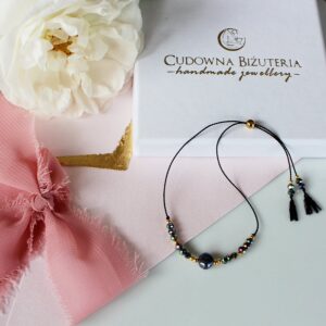 Bransoletka z tęczowymi kryształkami i ciemną perełką