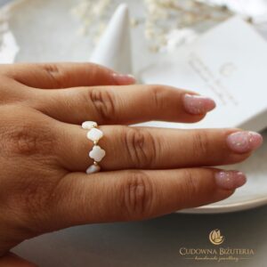 Pierścionek elastyczny koniczynki masa perłowa