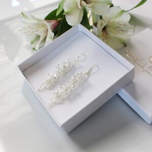 SARA krótkie kolczyki z białymi perełkami