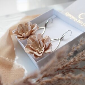 Krótkie kolczyki z kwiatami seria FLORESSA beżowe ze srebrem