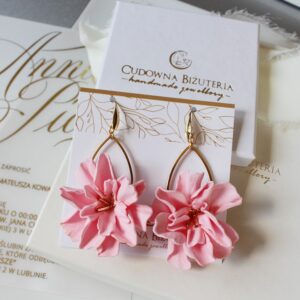 Krótkie różowe kolczyki z kwiatami FLORESSA ciepły róż