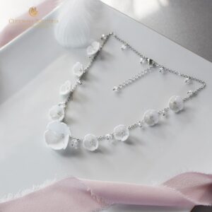 FLORINES srebrny naszyjnik ślubny z białymi kwiatami i kryształkami