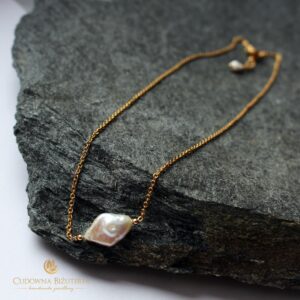 Naszyjnik z perełką w kształcie rombu