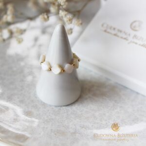 Pierścionek elastyczny koniczynki masa perłowa