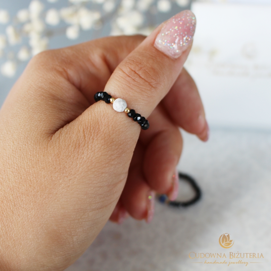 Czarny pierścionek z kamieniem howlitu - obrazek 2