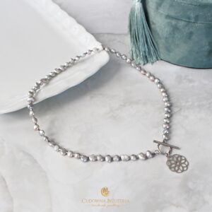 Naszyjnik z pereł słodkowodnych z zawieszką ze stali szlachetnej