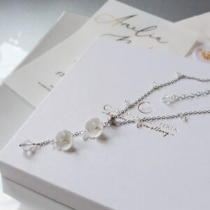 FLORINES II delikatny srebrny naszyjnik ślubny z białymi kwiatami i kryształkami