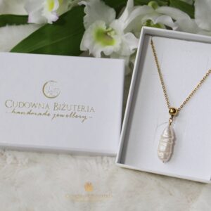 Naszyjnik z podłużną perełką