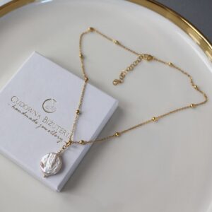 Naszyjnik celebrytka z okrągłą płaską perłą