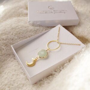 Naszyjnik z zielonym kryształem w pudełeczku prezentowym