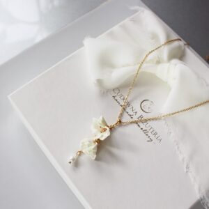 Złoty naszyjnik FLORESSA z kwiatuszkami ecru