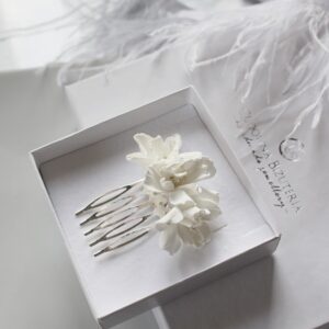 Subtelna spinka kwiatowa z kolekcji FLORESSA srebrna