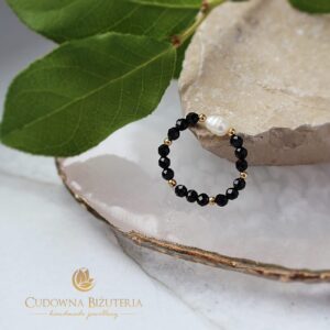 Pierścionek czarny spinel z perełką i stalą szlachetną