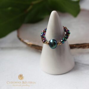 Multikolor kryształowy pierścionek z ciemną perłą